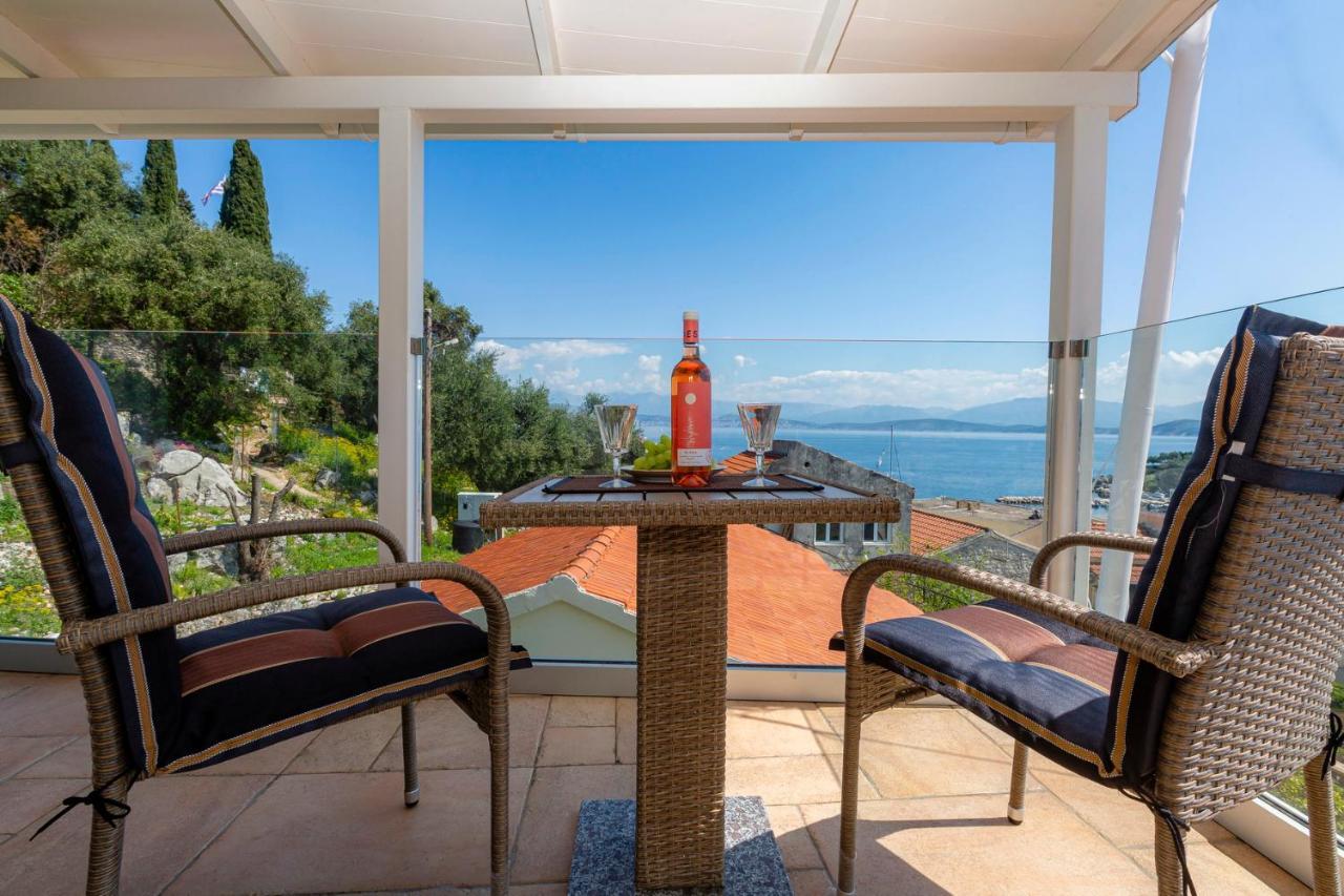 Solaris Methea- Luxury Central Villa By The Castle Kassiopi Eksteriør billede