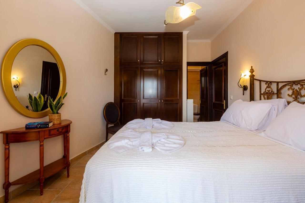 Solaris Methea- Luxury Central Villa By The Castle Kassiopi Eksteriør billede